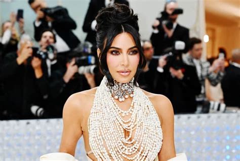 Kim Kardashian Drips In Pearls Like Her 2007 ‘Playboy’ Shoot。